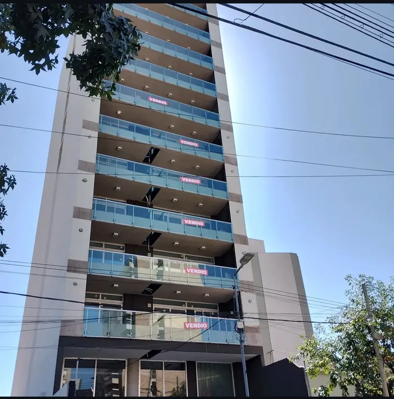 Edificio de hormigón armado en Caballito, Buenos Aires, visto desde la calle
