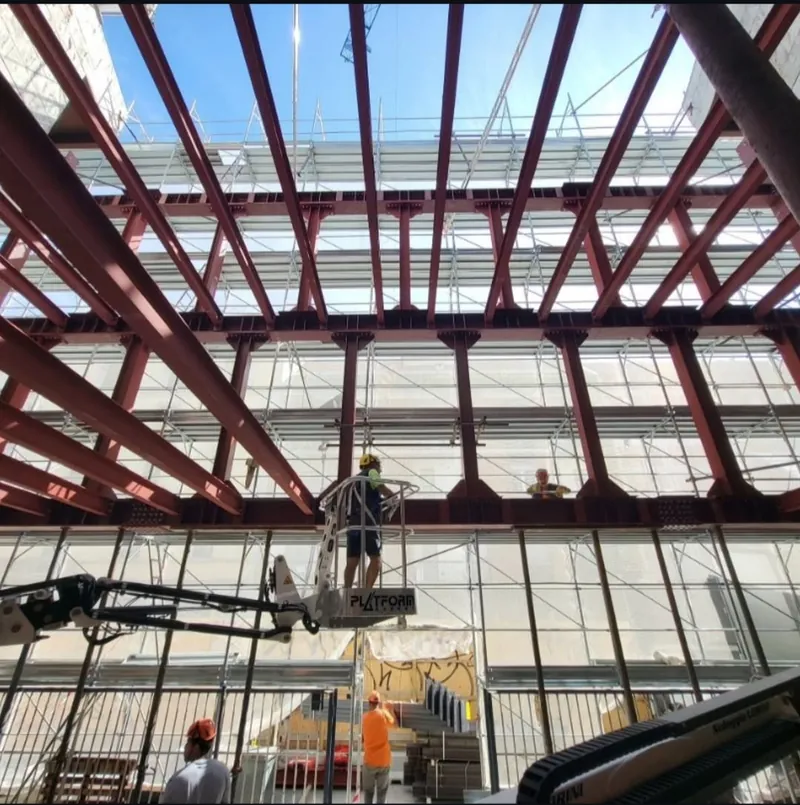 Vigas de acero pintadas de rojo durante el montaje de la estructura del hotel de Milán